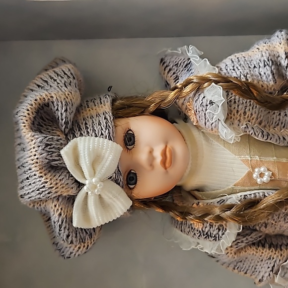 NIB Samantha Collection by Hollylane Limited Ed. Porcelain Doll w/ Stand 2004 - Picture 3 of 12